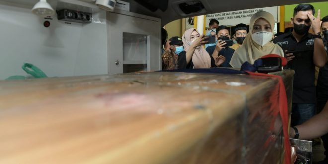 Ketua TP PKK Aceh Sambut Kepulangan Jenazah Septia Ulfa di Bandara SIM