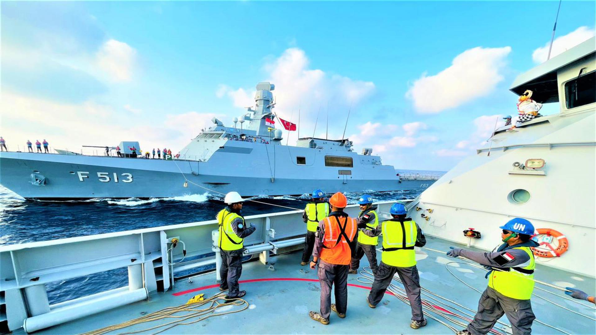 Kapal Perang Turki Kibarkan Bendera Merah Putih Saat Latihan Bersama KRI SIM-367 Di Perairan Lebanon