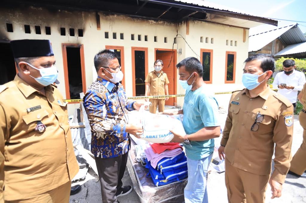 Aminullah Serahkan Bantuan Masa Panik untuk Korban Kebakaran di Lampaseh Kota