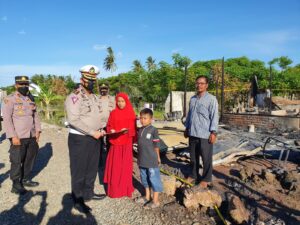 Dirlantas Polda Aceh Bantu Korban Kebakaran di Peukan Bada Aceh Besar