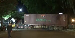 Truk Pengangkut Material Renovasi Gedung BI Alami Kecelakaan Dalam Aksi Protes Buruh