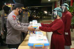 Kapolri Serahkan Langsung Bantuan Untuk Tenaga Medis RS Soekanto