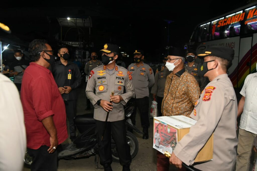 Kapolda Aceh Salurkan Langsung Bansos Covid-19 di Terminal Bus Kota Juang