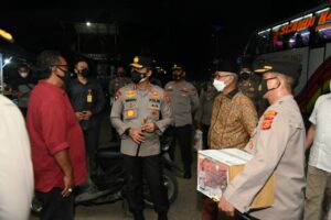 Kapolda Aceh Salurkan Langsung Bansos Covid-19 di Terminal Bus Kota Juang