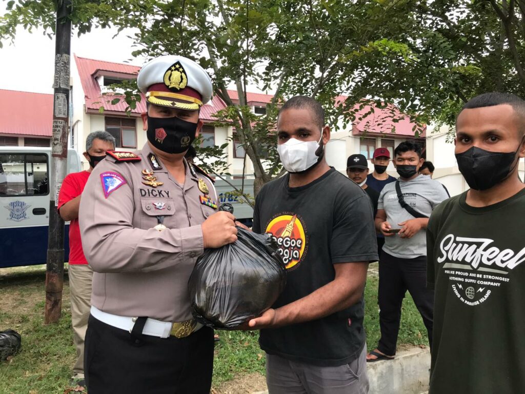 Dirlantas Salurkan Bantuan Sembako Bagi Mahasiswa Papua di Aceh