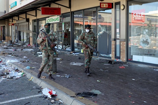 Cerita Warga Afrika Selatan Menentang Kerusuhan: ‘Saya Lihat Kehancuran, Saya Menangis’