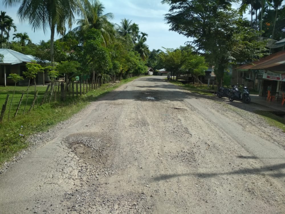 Lubang di Jalan Penghubung Matangkuli – Payabakong Belum Tersentuh Perbaikan