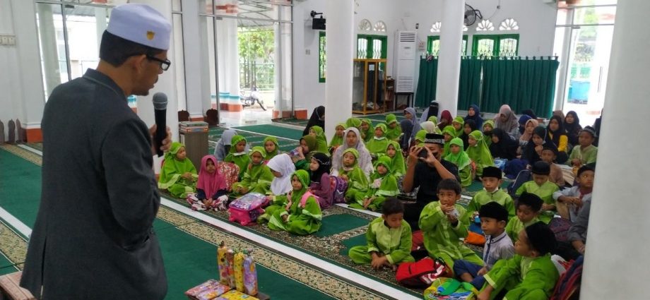 Penyuluh Agama Motivasi Santri TPQ Hidayatul Ulum Lambaro Skep