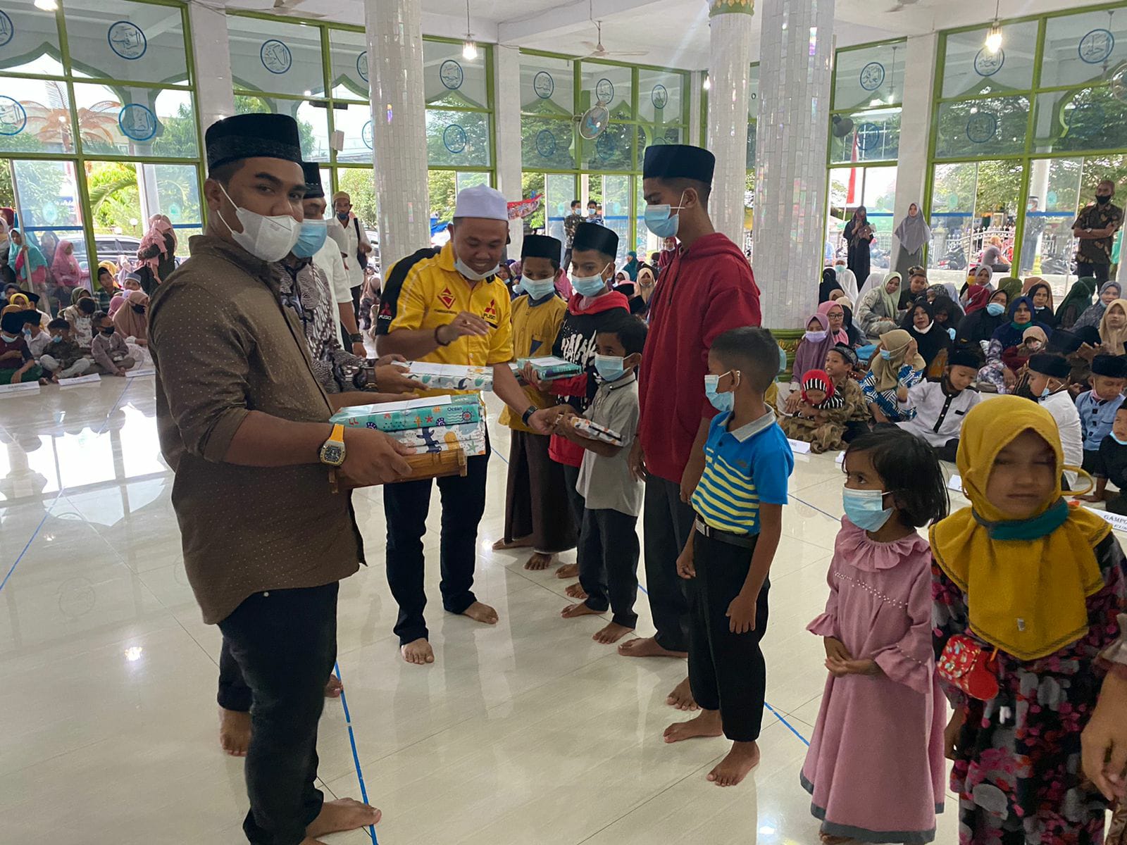 Muhammad Aswadi Ikut Berbagi Santunan Anak Yatim di Masjid Al Khalifah Ibrahim Matangkuli