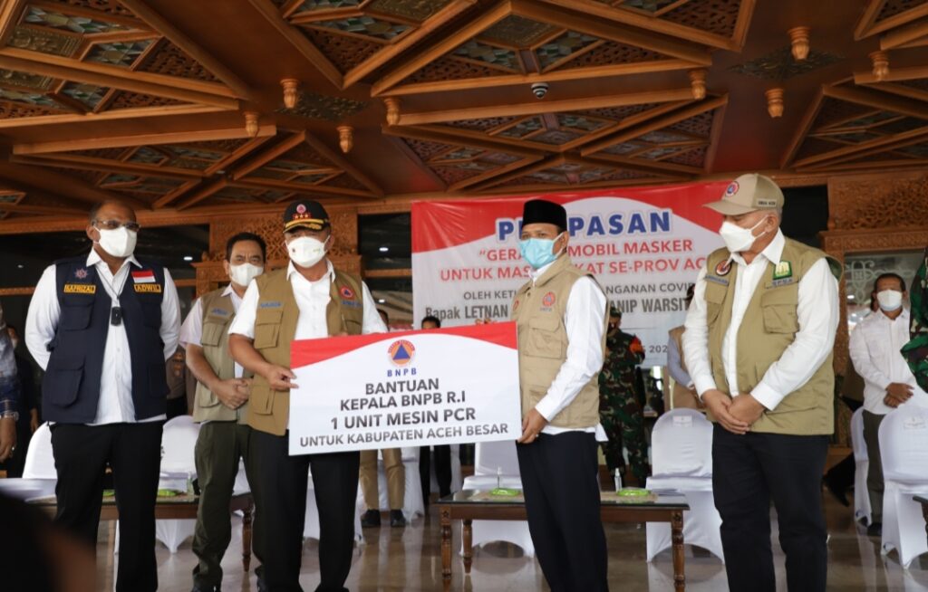 Kepala BNPB Serahkan Satu Mesin PCR dan 30 Ribu Masker untuk Aceh Besar