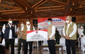 Kepala BNPB Serahkan Satu Mesin PCR dan 30 Ribu Masker untuk Aceh Besar