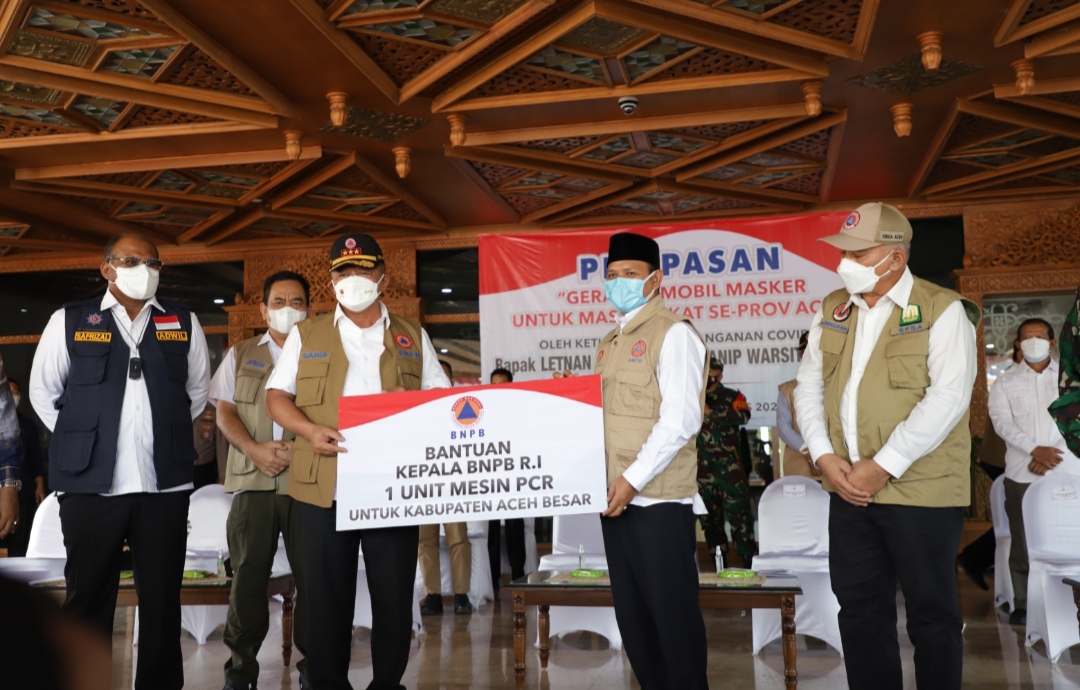 Kepala BNPB Serahkan Satu Mesin PCR dan 30 Ribu Masker untuk Aceh Besar