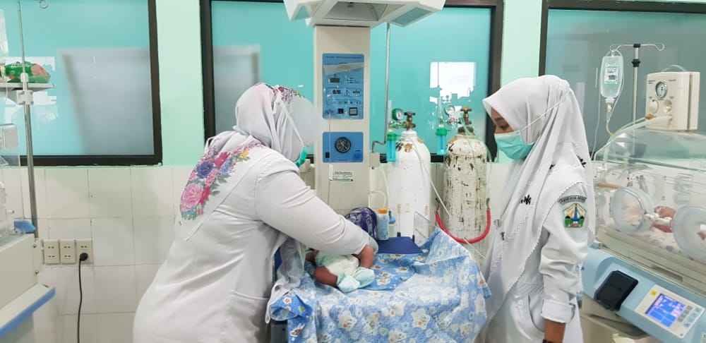 Warga Jeunieb Temukan Bayi Laki-Laki Terbungkus Kain di Pinggir Jalan