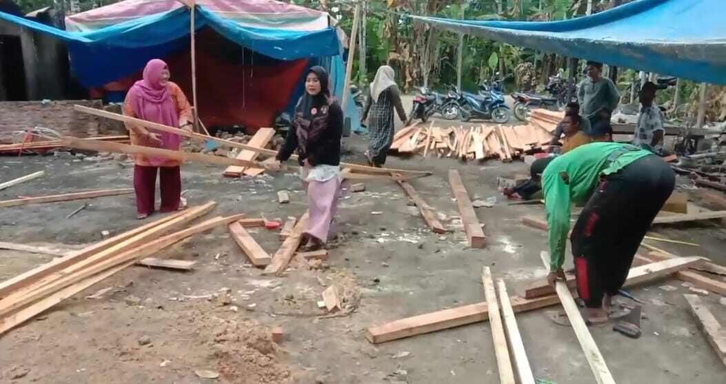 Relawan PAS Aceh Timur Gotong Royong Bangun Rumah Korban Kebakaran