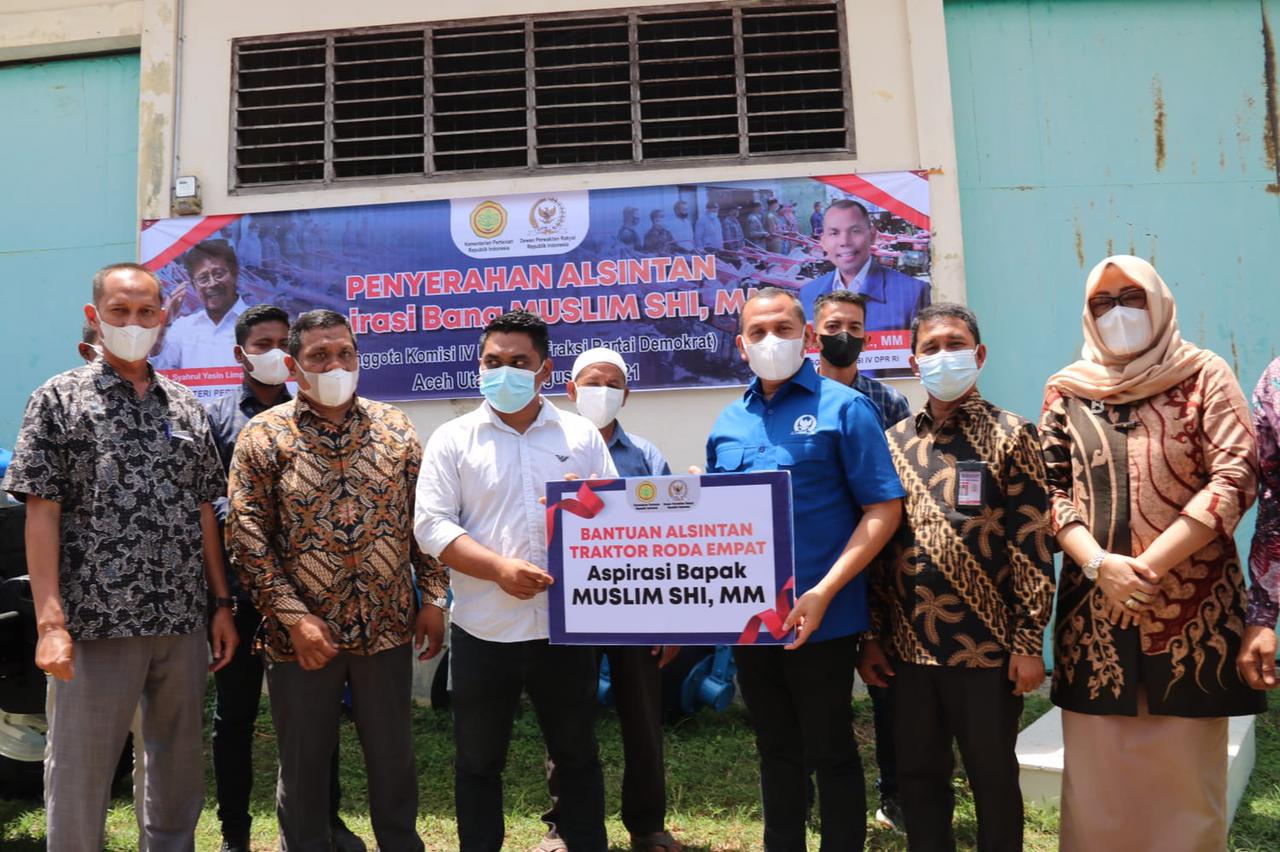 Muslim DPR RI Serahkan Bantuan Alsintan Kementan Pada Petani Aceh Utara