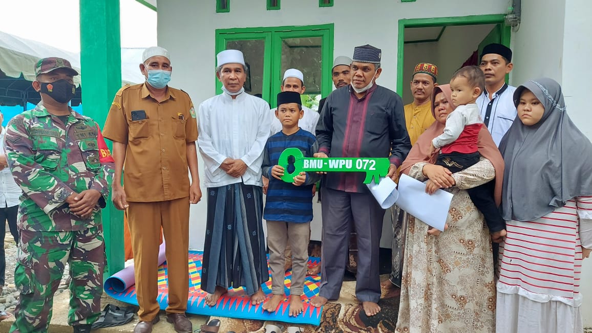Tu Sop Serahkan Tiga Rumah BMU Untuk Janda Kurang Mampu di Pidie