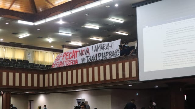 Spanduk “Pecat Nova” Dibentangkan Dalam Rapat Paripurna DPRA