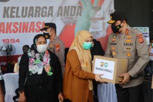 Tinjau Vaksinasi, Kapolda Aceh Bersama Pangdam IM Juga Salurkan Bansos di Taman Budaya