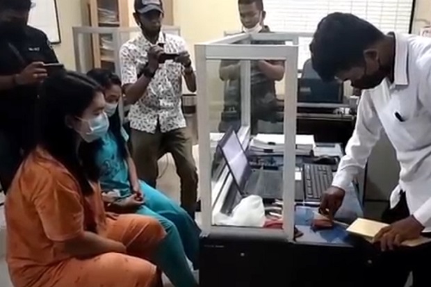 Dua Wanita Cantik Ditangkap saat Asyik Pesta Sabu di Kamar Kos