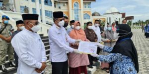 Pemerintah Aceh Serahkan SK Kenaikan Pangkat dan Pensiun ASN Aceh Utara