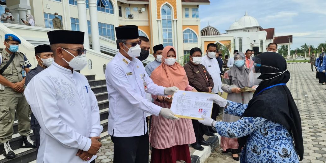 Pemerintah Aceh Serahkan SK Kenaikan Pangkat dan Pensiun ASN Aceh Utara