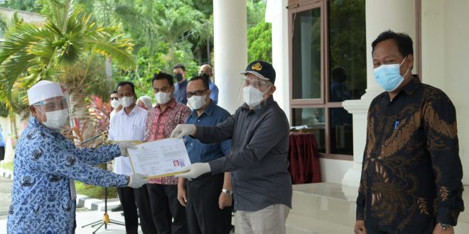 Guru di Aceh Selatan Sumringah Dapat SK Kenaikan Pangkat Dari Taqwallah