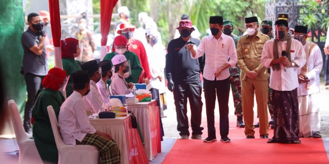Presiden Tinjau Langsung Vaksinasi Door to Door dan Dayah di Aceh