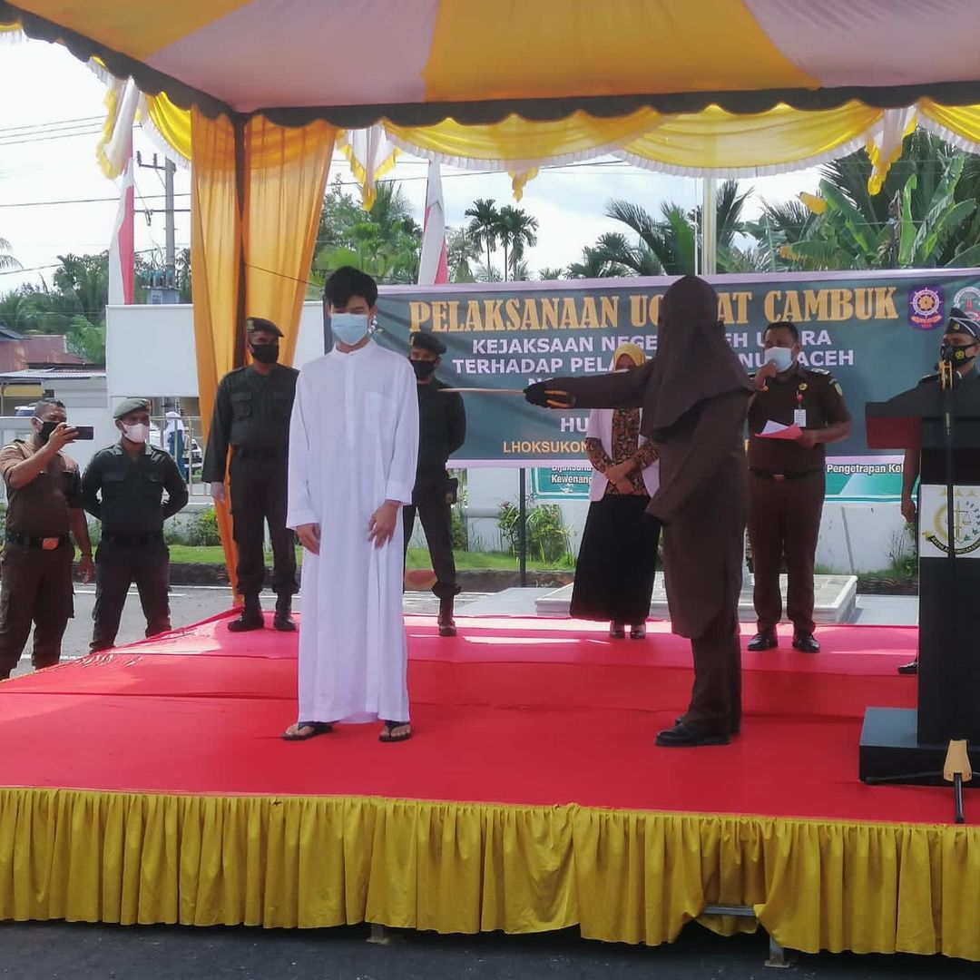 Jual Beli Chip Domino, Dua Pemuda Di Aceh Utara Dieksekusi Cambuk