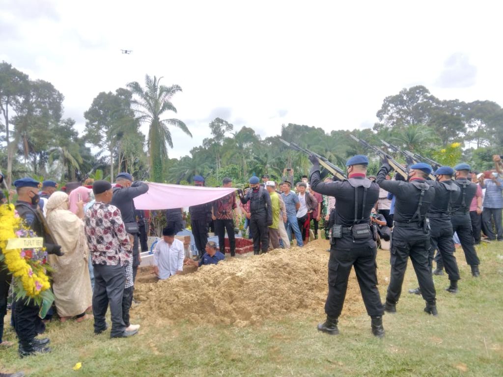 Tembakan Salvo Iringi Pemakaman Bharatu (Anumerta) Muhammad Kurniadi Sutio