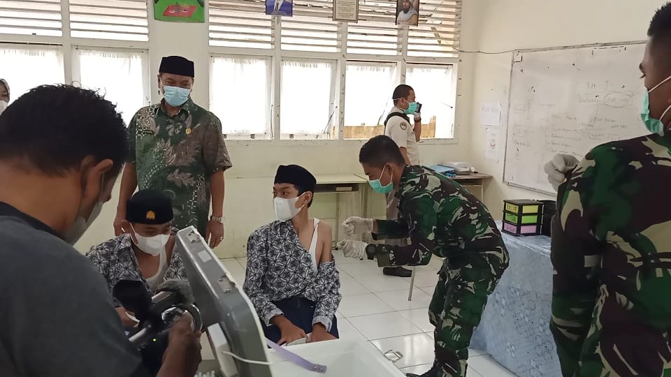 Ratusan Siswa dan Guru MTsN Model Banda Aceh Disuntik Vaksin Covid-19