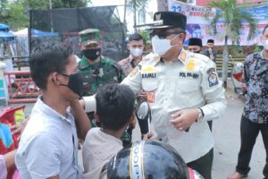 Bupati Aceh Barat Turun ke Jalan Bagikan Masker Kepada Warga