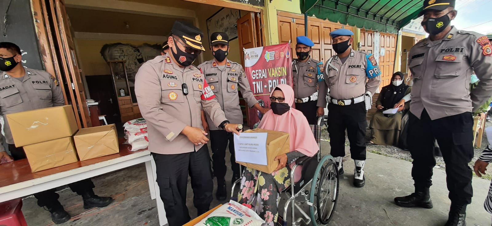 Kapolres Bener Meriah Serahkan 1 Set Kursi Roda untuk Tunanetra di Gerai Vaksin