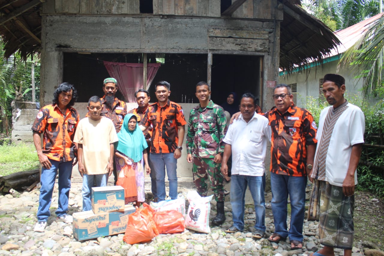 MPC Pemuda Pancasila Nagan Raya Sambangi Rumah Tak Layak Huni Milik Abdul Rasyib