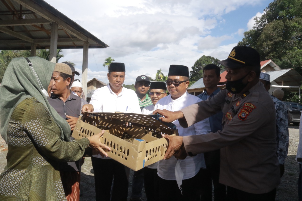 Pemkab Aceh Barat Serahkan Bantuan Ternak Bagi Warga Desa