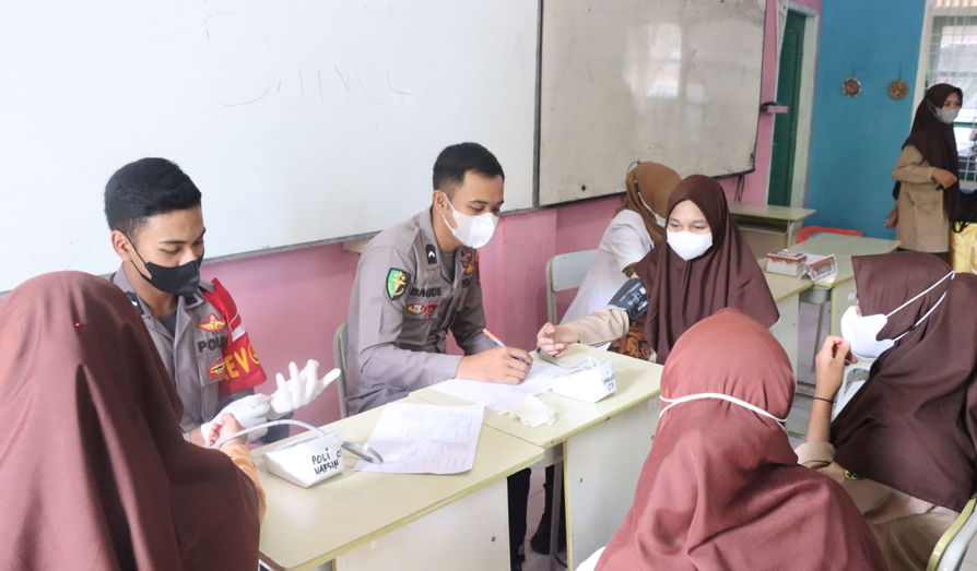 Roops dan Dit Samapta Polda Aceh Gelar Vaksinasi Go to School, 243 Orang Berhasil Divaksin