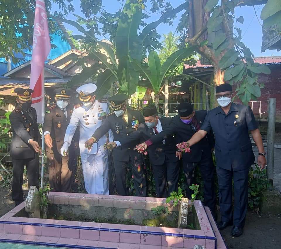 Jelang HUT TNI, Dandim Simeulue Ziarah ke Makam Pahlawan