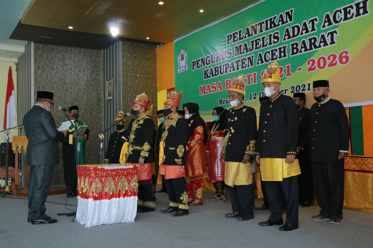 Lantik Ketua MAA, Bupati Aceh Barat: Adat Istiadat Adalah Identitas Bangsa