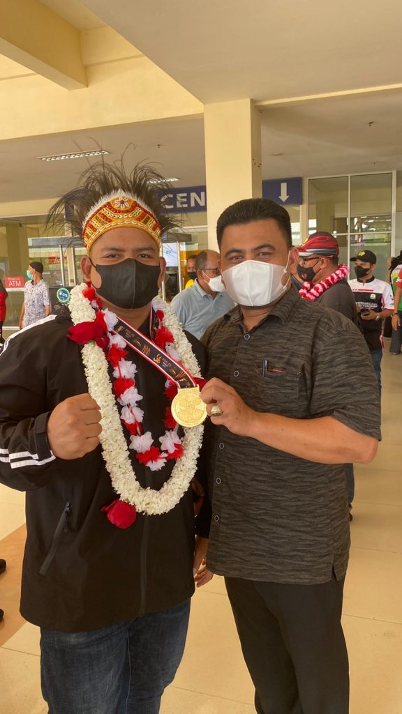 Dekan FKIP USM Sambut Langsung Kedatangan Lifter Zulhilmi di Bandara SIM