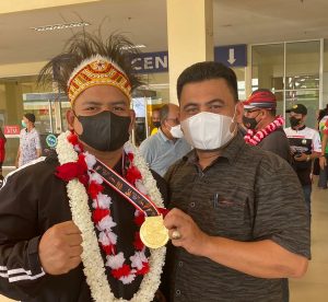 Dekan FKIP USM Sambut Langsung Kedatangan Lifter Zulhilmi di Bandara SIM