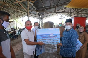 Pemerintah Aceh Barat Serahkan Bantuan Kapal Penangkap Ikan Pada Kelompok Nelayan