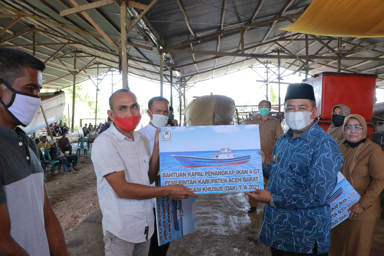 Pemerintah Aceh Barat Serahkan Bantuan Kapal Penangkap Ikan Pada Kelompok Nelayan