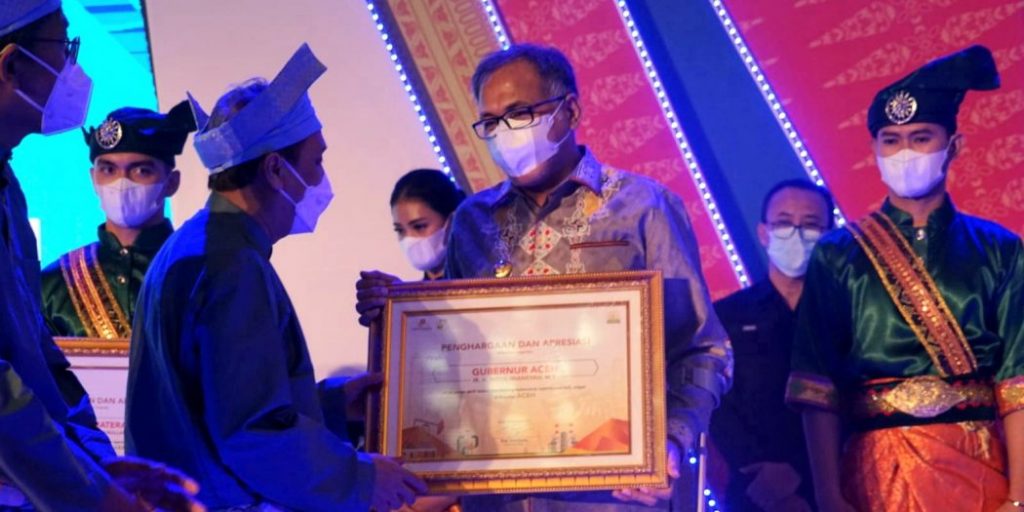 Gubernur Aceh Terima Penghargaan SKK Migas Perwakilan Sumbagut