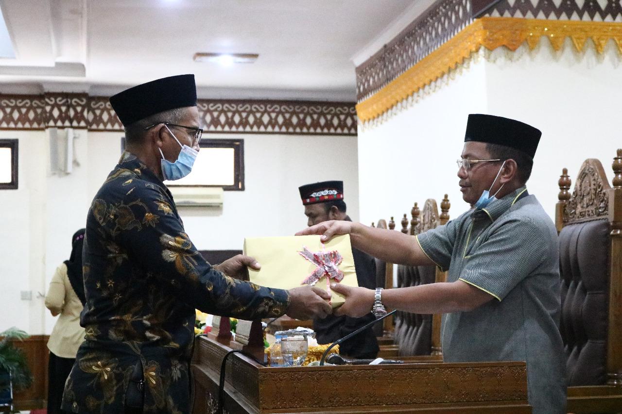 Sekda Serahkan Rancangan KUA PPAS Aceh Barat Tahun 2022 Kepada DPRK