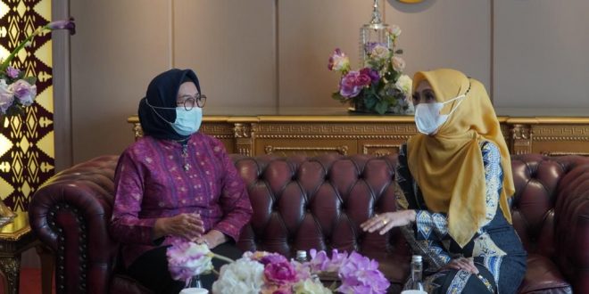 Kenakan Kebaya Motif Aceh, Dyah Erti Disambut Hangat di Palembang