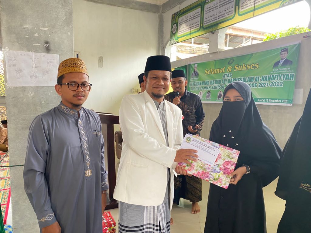 Juara Lomba Menulis di Ma’had Aly Babussalam Terima Hadiah Kitab Tgk Syiah Kuala