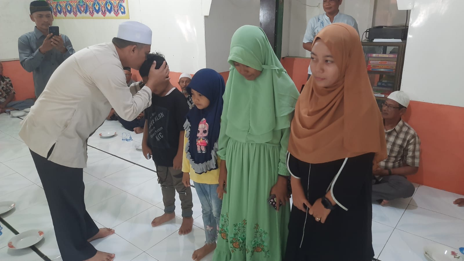 Anggota DPRK Aceh Utara H Iskandar Santuni Anak Yatim di Peringatan Maulid