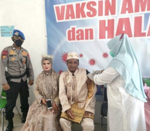Unik, Pasangan di Simeulue Gunakan Baju Pengantin Saat Suntik Vaksin