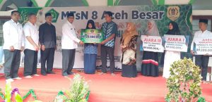 Peringati Maulid Nabi, MTsN 8 Aceh Besar Santuni 40 Siswa Yatim