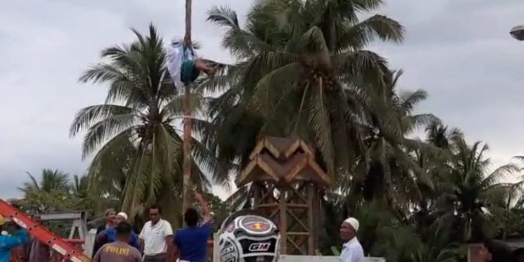 Diduga Depresi, Wanita Paruh Baya Panjat Tiang Listrik di Aceh Utara