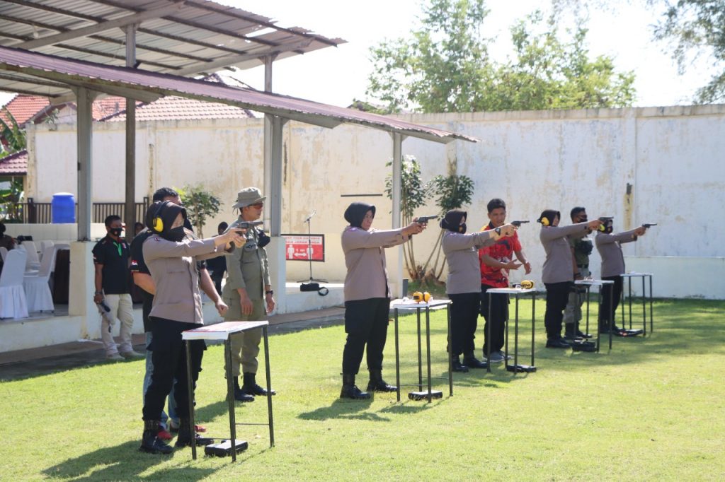 Tingkatkan Skill Gunakan Senpi, Polwan Polda Aceh Ikut Latihan Menembak